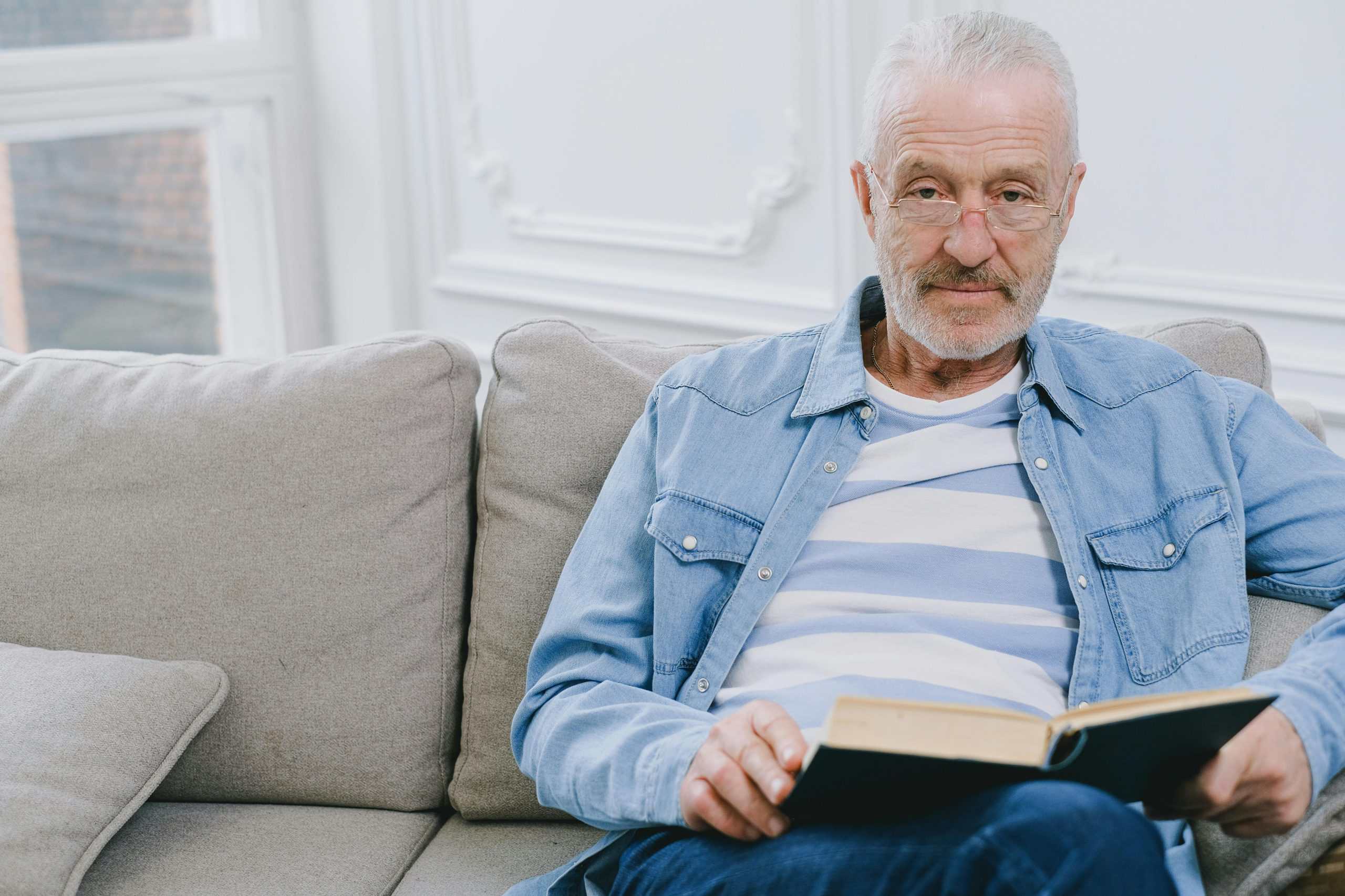 elderly-man-wearing-eyeglasses