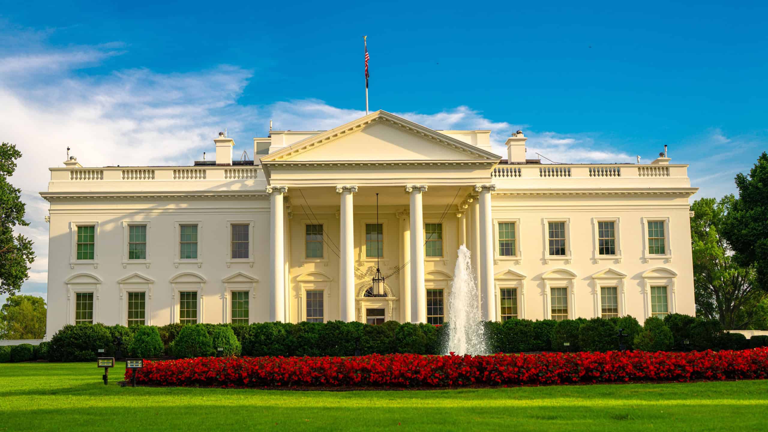 The White House is conic symbol of US. White House in Washington DC. American presidency residence. The White House in summer. The White House is national symbol. Political government building.