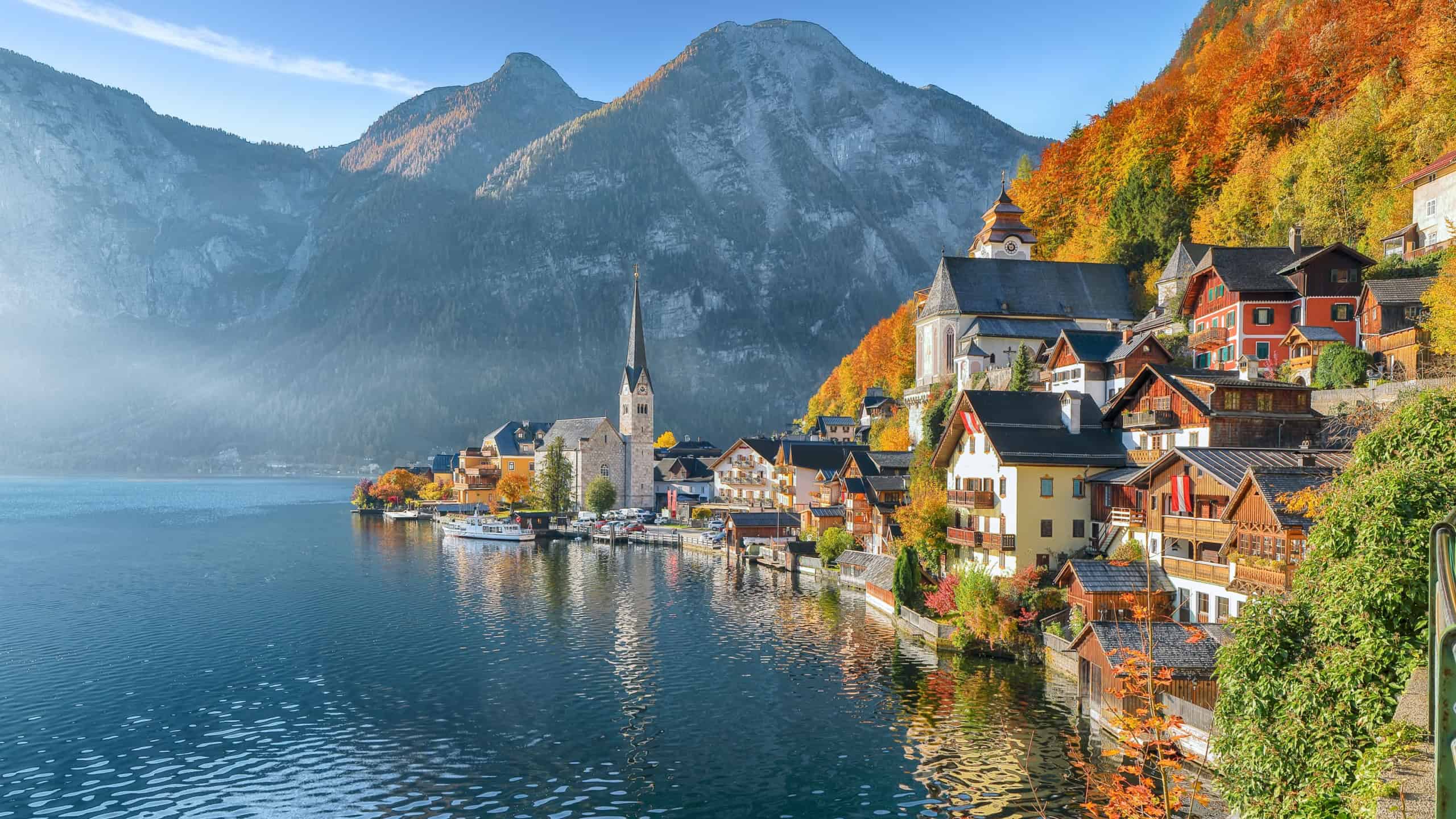 Stunning view of famous Hallstatt mountain village with Hallstatter lake. Popular travel destination. Location: Hallstatt, Salzkammergut region, Austria, Alps. Europe.