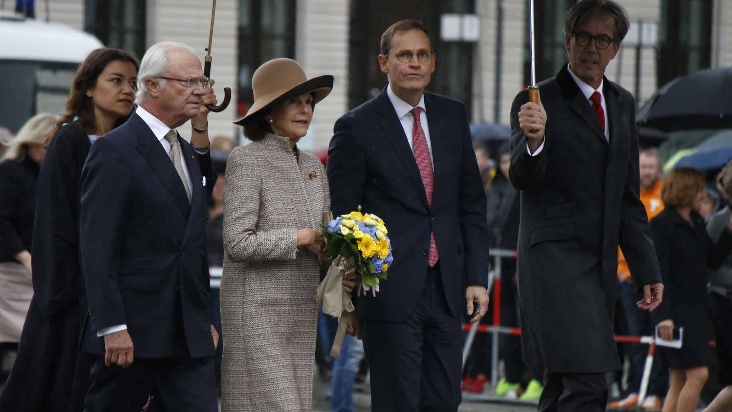 OCTOBER 5, 2016 - BERLIN: King Carl XVI. Gustaf and Queen Silvia of Sweden, Michael Mueller and others at a photo opp at the Pariser Platz in Berlin.