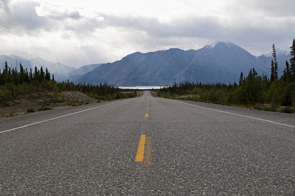 Highway with a view of the Saint Elias Mountain Range in Kluane National Park and Reserve, Yukon Territory, Canada, North America
